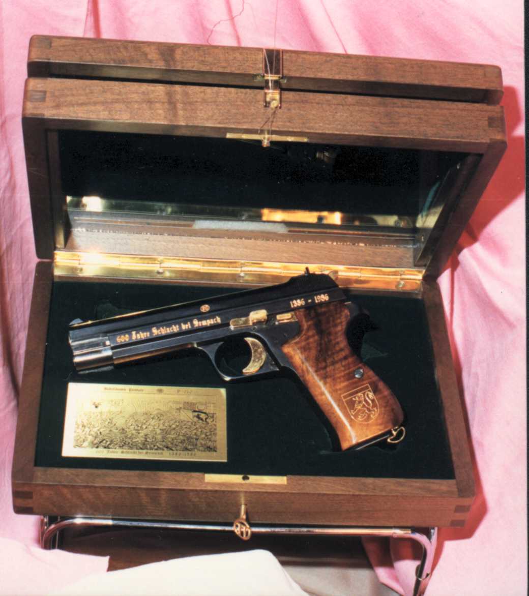 Pistole in Schatulle